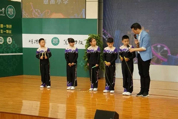 《加油吧孩子》走进翠微小学游戏互动.jpg