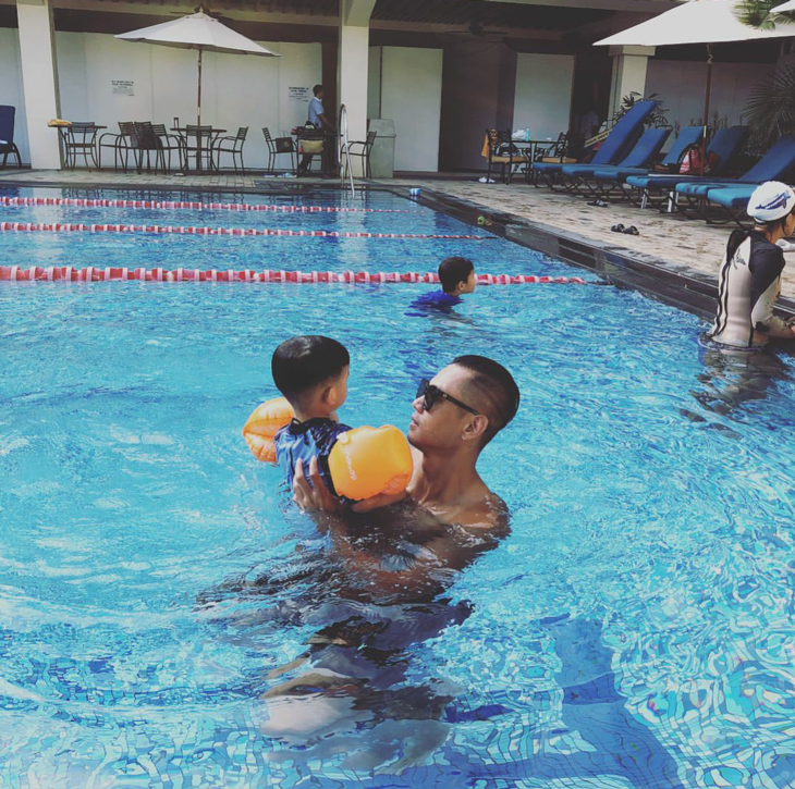 黑人和儿子泳池嬉戏.jpg