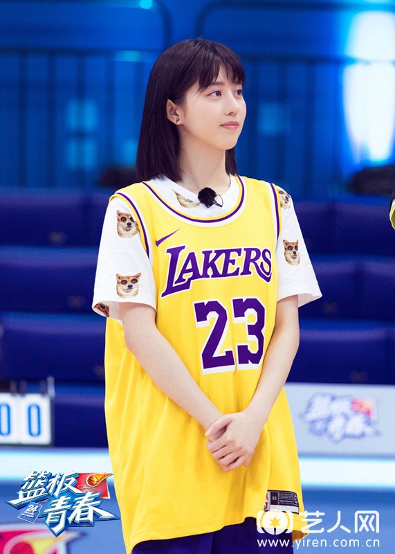 NBA球星闪现《篮板青春》-维他命女孩李凯馨升级智能翻译官.jpg