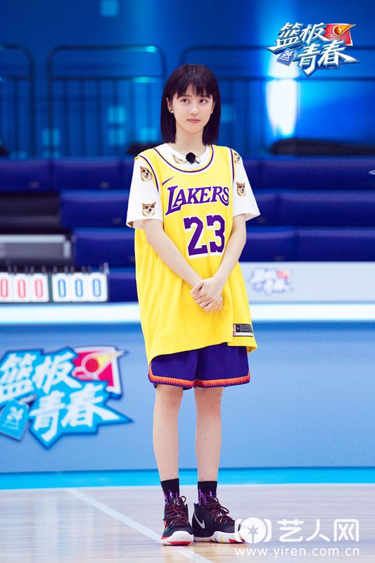 NBA球星闪现《篮板青春》维他命女孩李凯馨升级智能翻译官.jpg