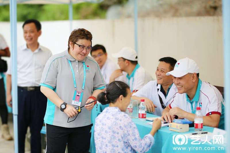 “韩红爱心百人援川”义诊现场 医生志愿者为患者看病.jpg