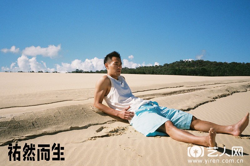 杨祐宁坐在沙漠之上.jpg