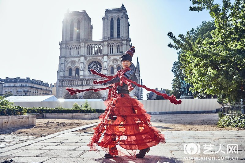 环球行为艺术家万云峰在巴黎圣母院走秀4.jpg