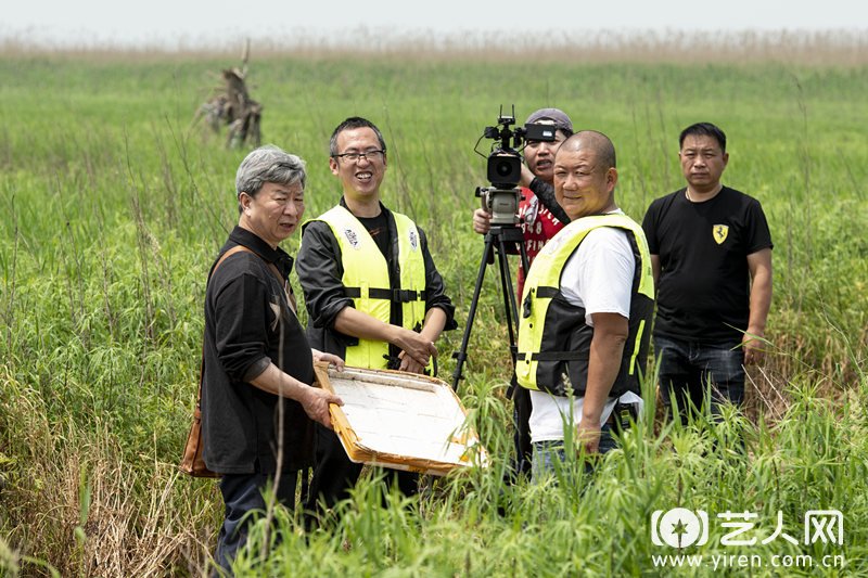 图：纪录片《长江之恋》摄制组在洞庭湖拍摄.jpg