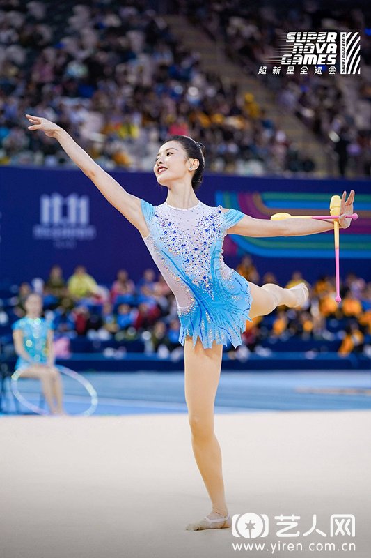 赖雨濛艺术体操化身冰雪女王.jpg