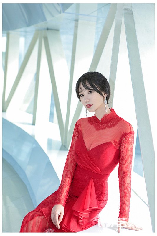 柳岩红裙优雅美似画 中国风设计端庄大气2.jpg