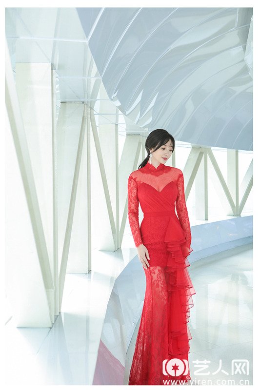 柳岩红裙优雅美似画 中国风设计端庄大气1.jpg