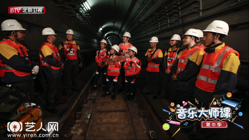 同学们探索地下三十米的地铁隧道.png