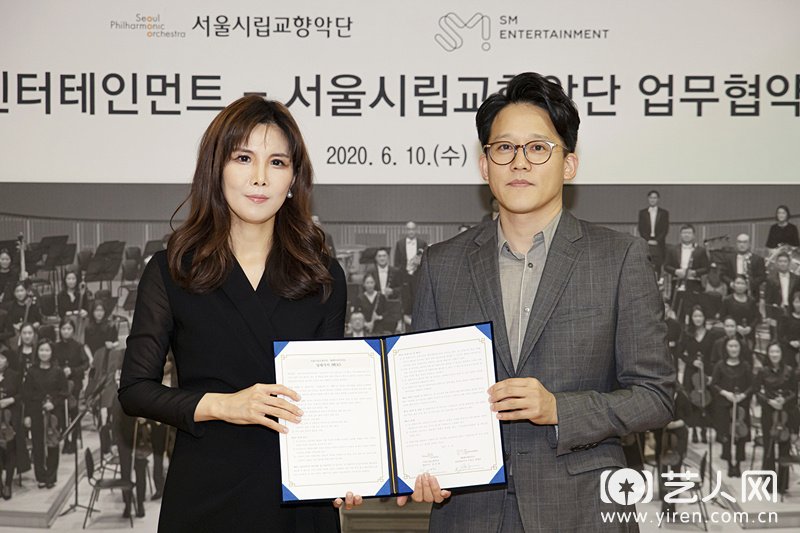 SM娱乐与首尔市立交响乐团的MOU签约仪式 (左起依次是首尔市响代表理事Kang Eungyeong和SM代表理事李圣洙).jpg